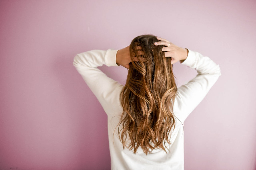 Naisten hiustenlähtö – Syyt, oireet ja hoito